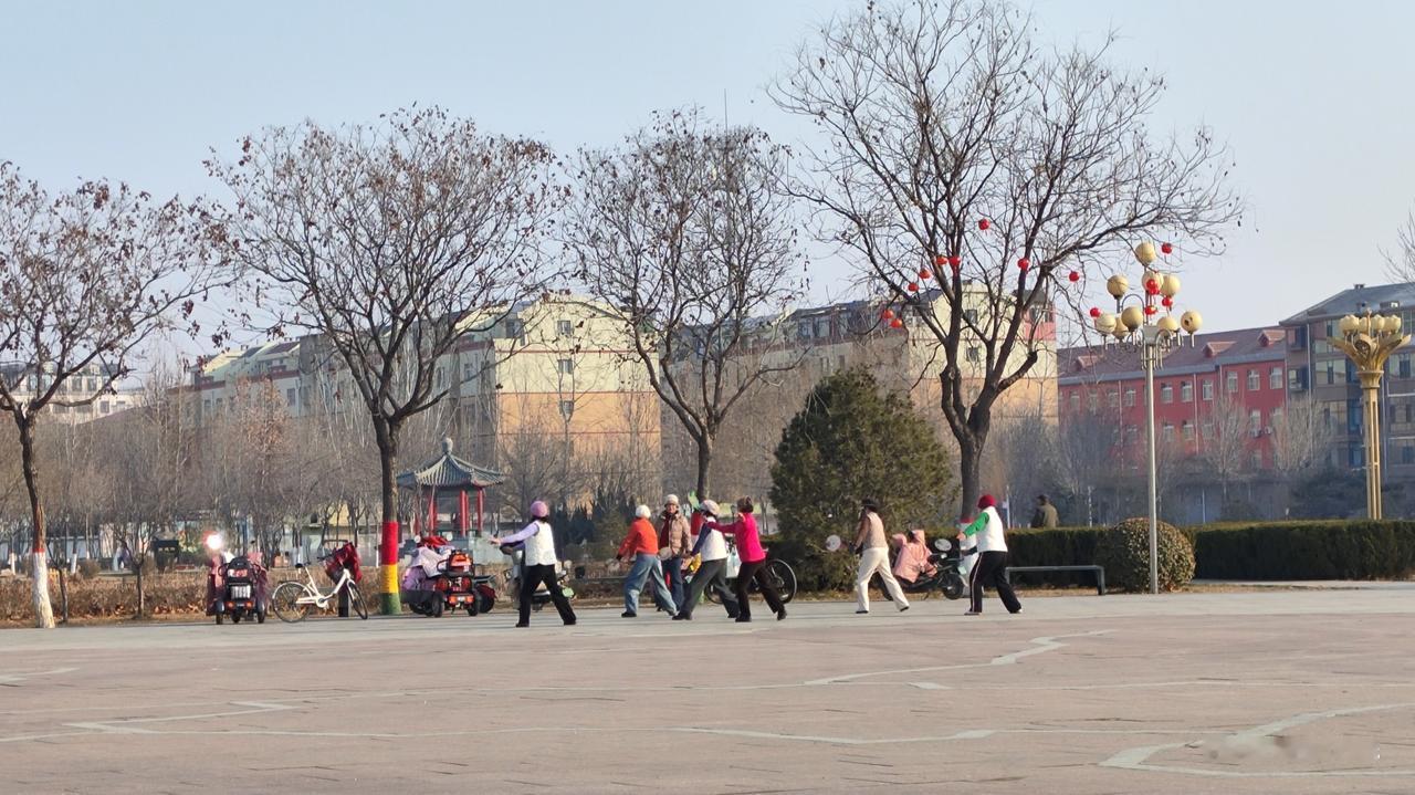 你发现了吗？公园里的大妈和大爷……公园里，大妈穿的都是五颜六色的，大爷们在一