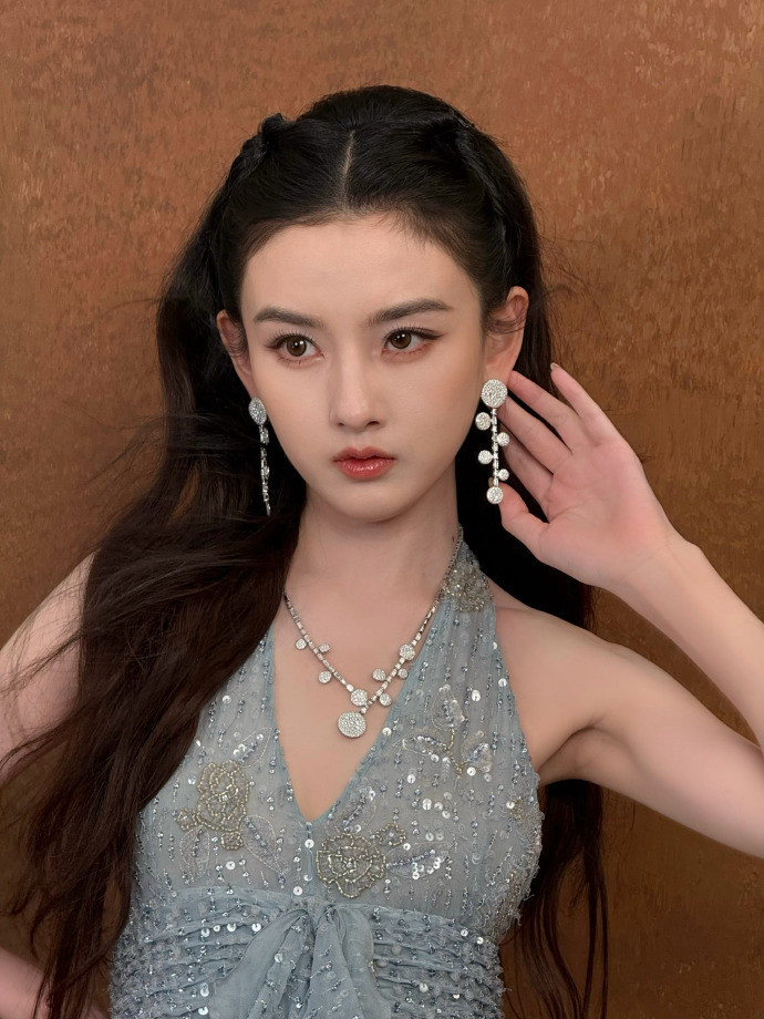 1.毛不易他为了作词找灵感还去农村生活过一段时间，最后还是以失败告终，他放平心态