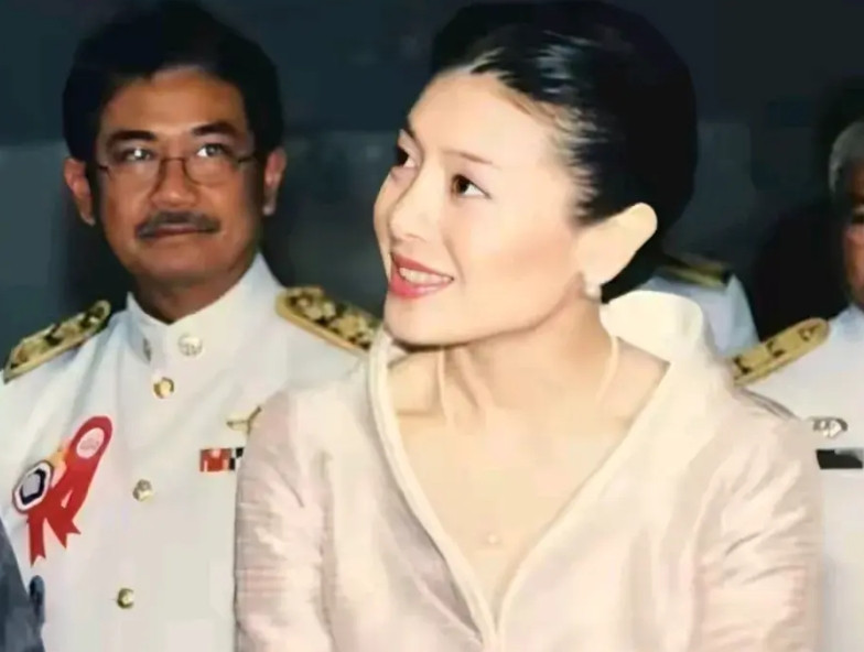 说西拉米是泰国国花都不为过，没有西拉米谁会关注泰国王室哦，我就是因为惊艳时光的西