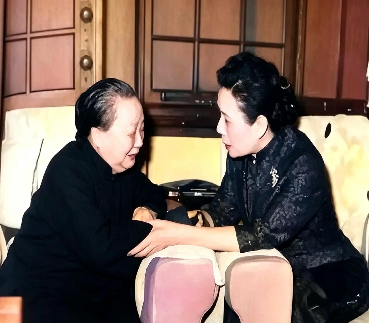 1962年，胡适突然走了。宋美龄亲自上门，拉着江冬秀的手，一句话没说，就那么握着