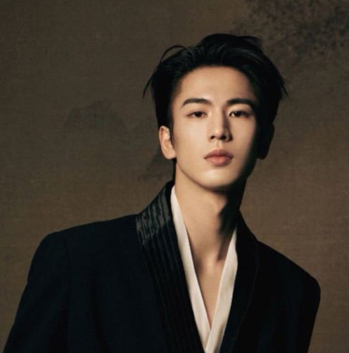 【张凌赫因低血糖摔倒】张凌赫腿伤原因近日，有片场路透曝光称张凌赫坐地尝试起身时