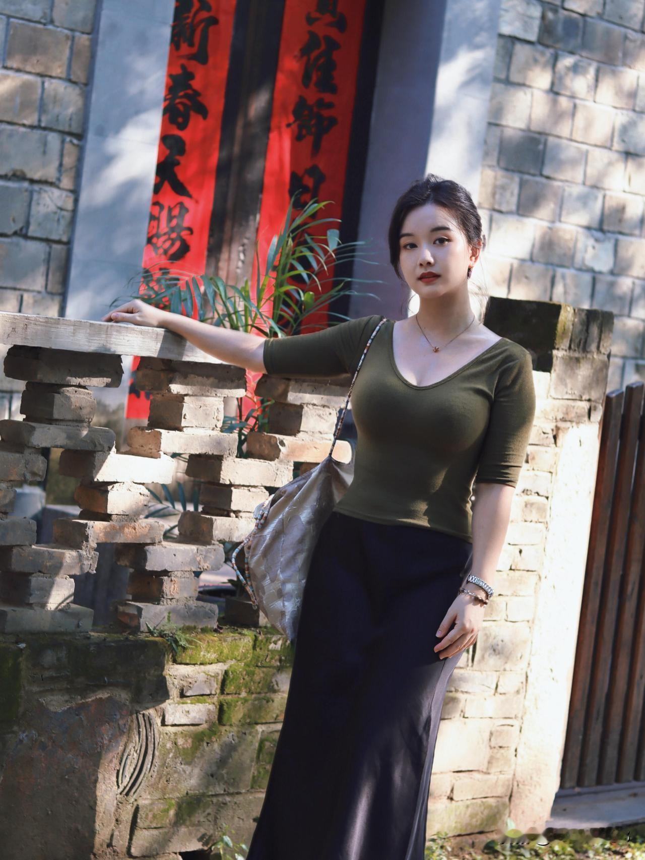 春日游园，红墙绿植，悠然自得。