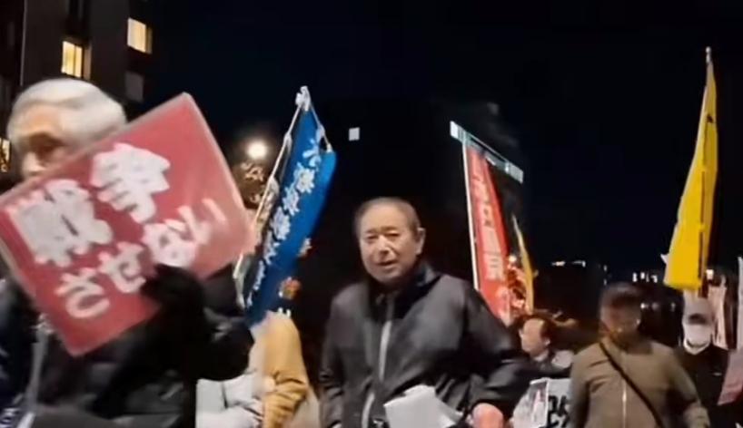 近日，一些日本民众来到东京的中国驻日本大使馆门前，举行了反战和道歉聚会！标语