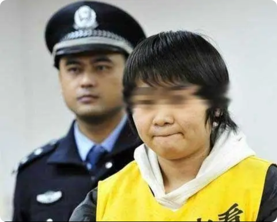 2020年，黑龙江一14岁女孩打电话给出外打工的父亲，谎称母亲与人私奔，然而仅仅