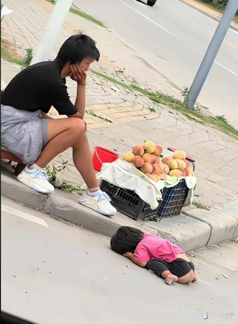 生活难不难，你们说？！两筐桃子和不怕烫的小屁股，人间不易，下次投胎看准了！