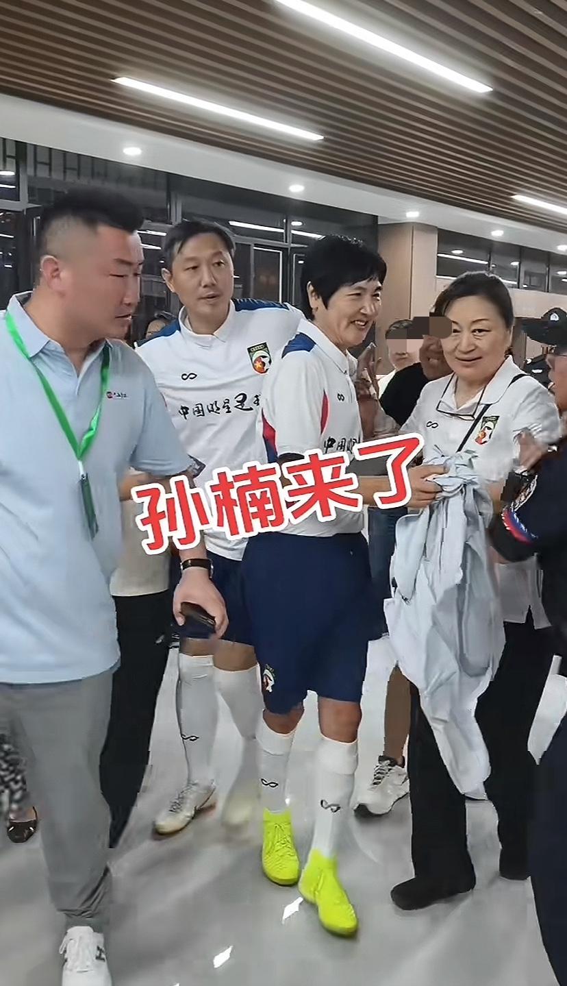 粉丝太热情，孙楠差点被推倒。孙楠踢足球受伤离场，粉丝追着要签名不肯离开。