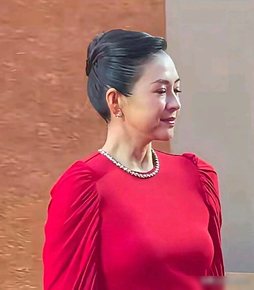 47岁章子怡，两鬓白了，记者问要不要染，她甩一句：懒得染，又不靠脸吃饭。这话挺狠。想起周迅当年拍《如