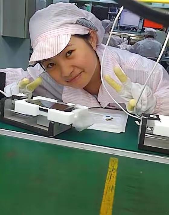 2008年，英国一个顾客买了一台苹果手机，激活手机后，发现里面有一张深圳工厂的女