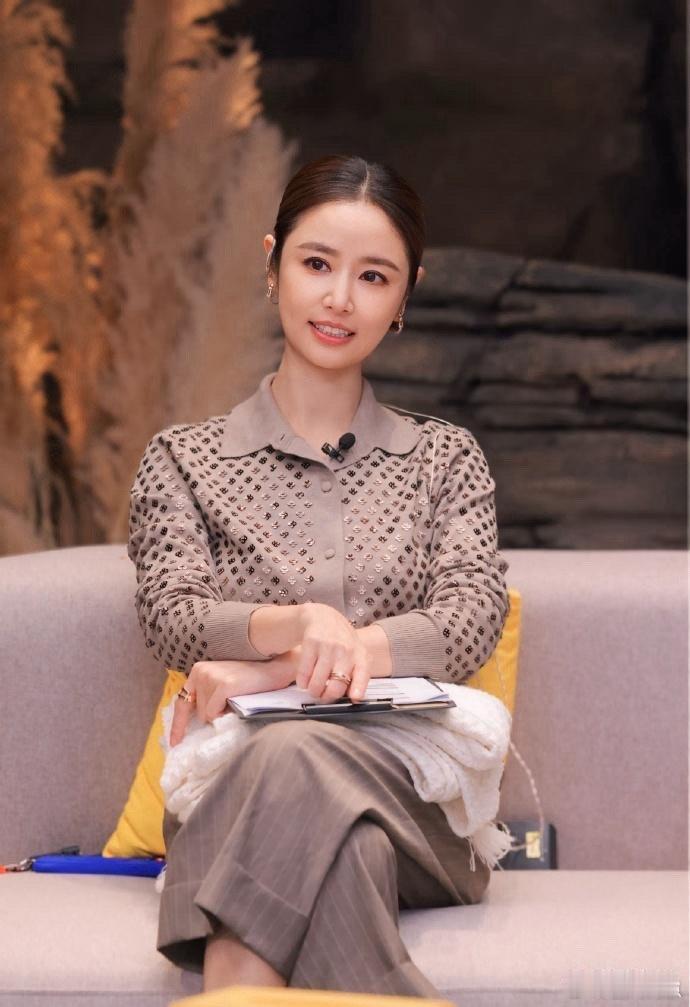 49岁林心如增肥后状态大变！亮片针织衫搭配阔腿裤，贵气十足，差点认不出来～