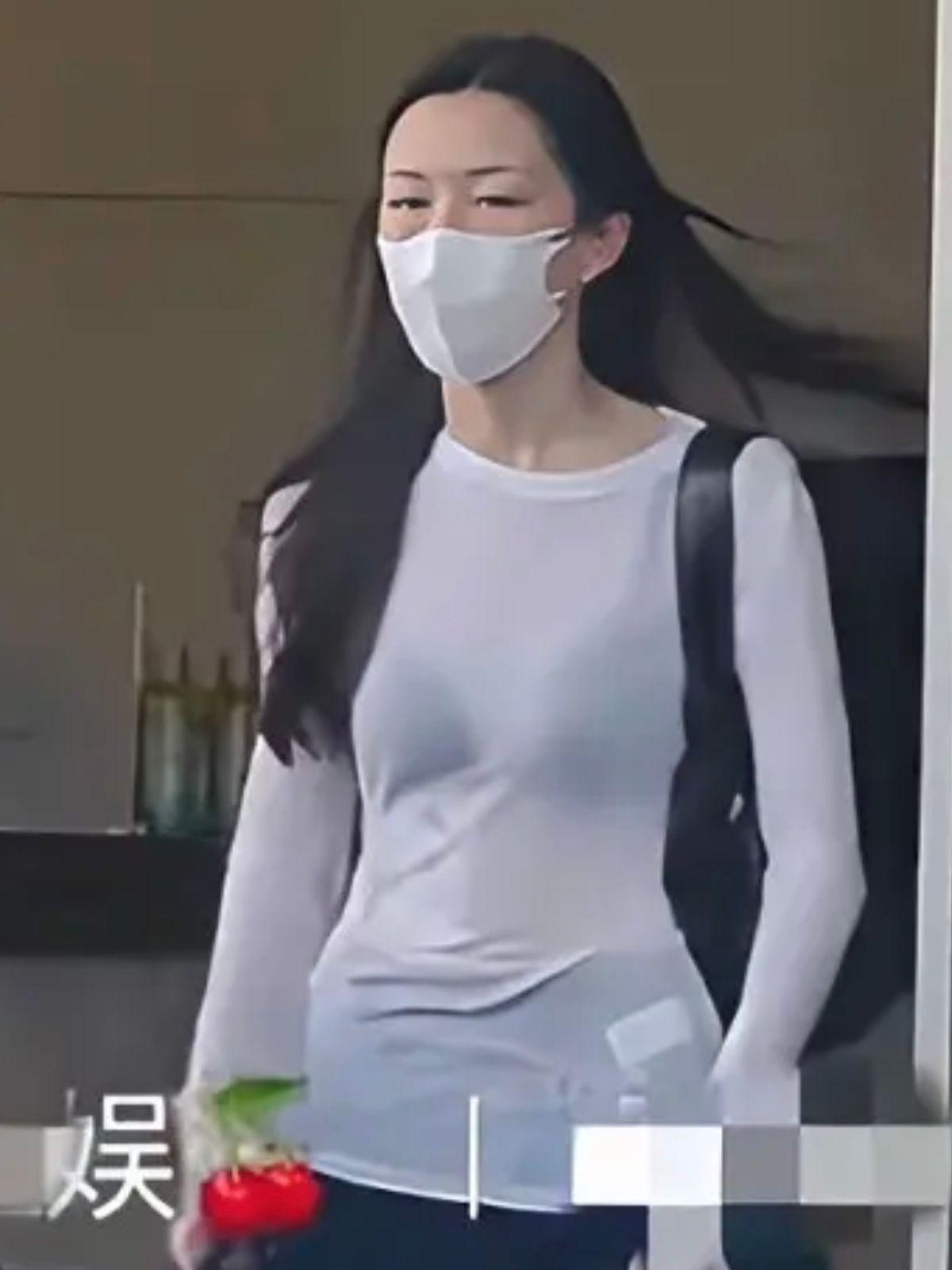 王菲的基因还是太权威了！感觉王菲女儿们的性格都随了她，王菲身后的这个一脸高冷的美