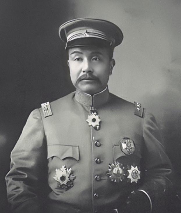 临死前袁世凯把儿子叫到床前：“你不要送葬，开枪打死穿红衣服的人。”几天后，他又把