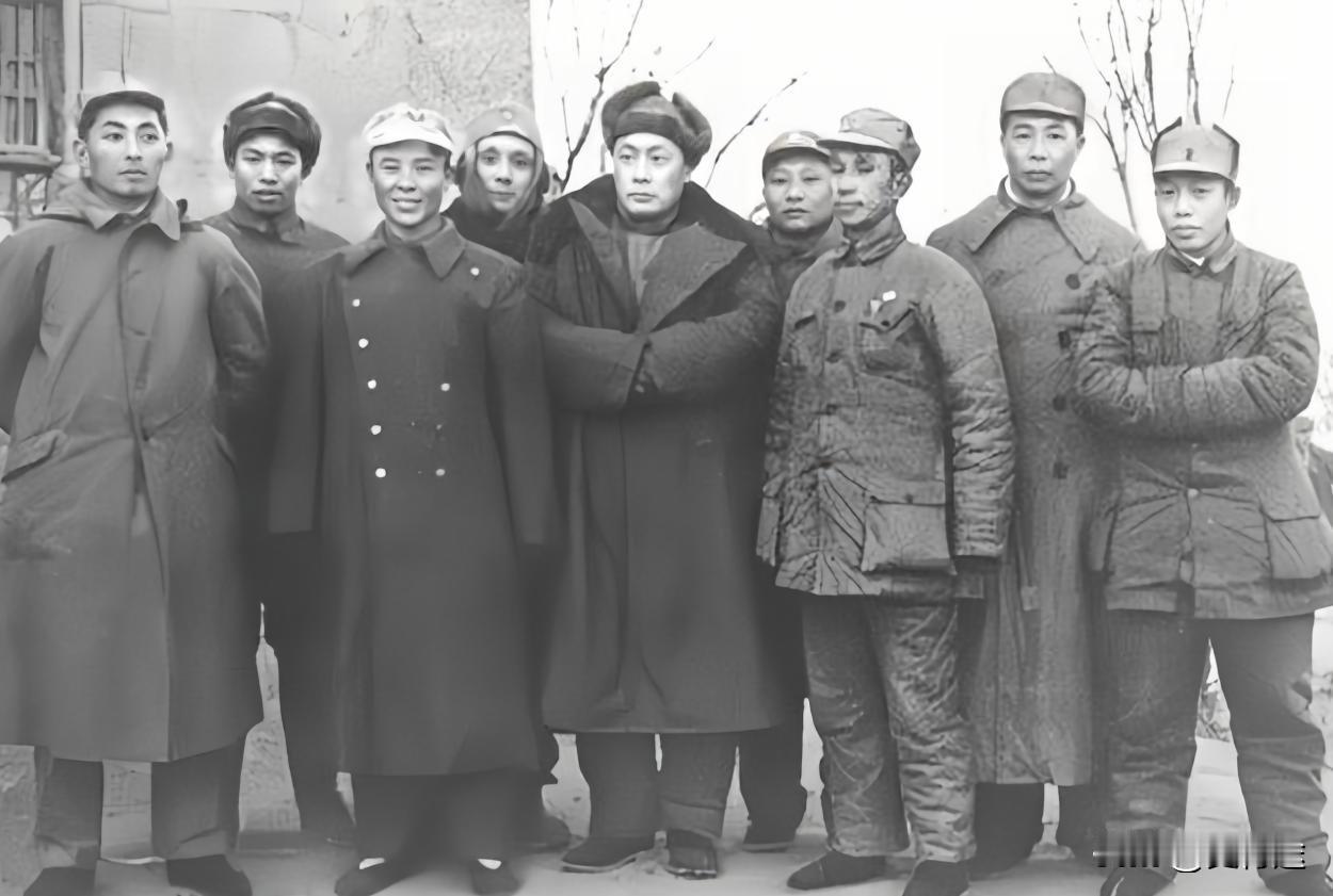 1947年，以陈毅、粟裕领导的华东野战军主要将领集体合影一九四七年，那张华东