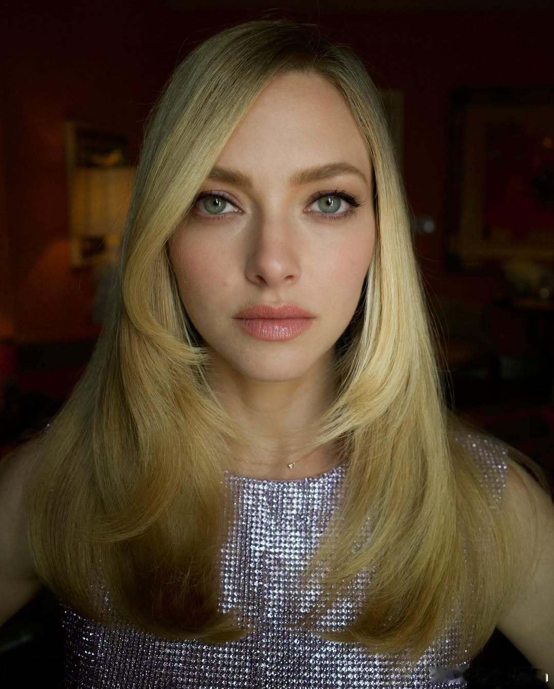 amandaseyfried阿曼达塞弗莱德今日份活动造型，精致如芭比！​​​