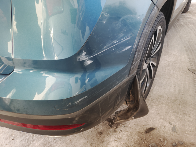 4S店真秀啊，服了车在车库和邻居轻微磕碰一下，上4S店作价1880，上