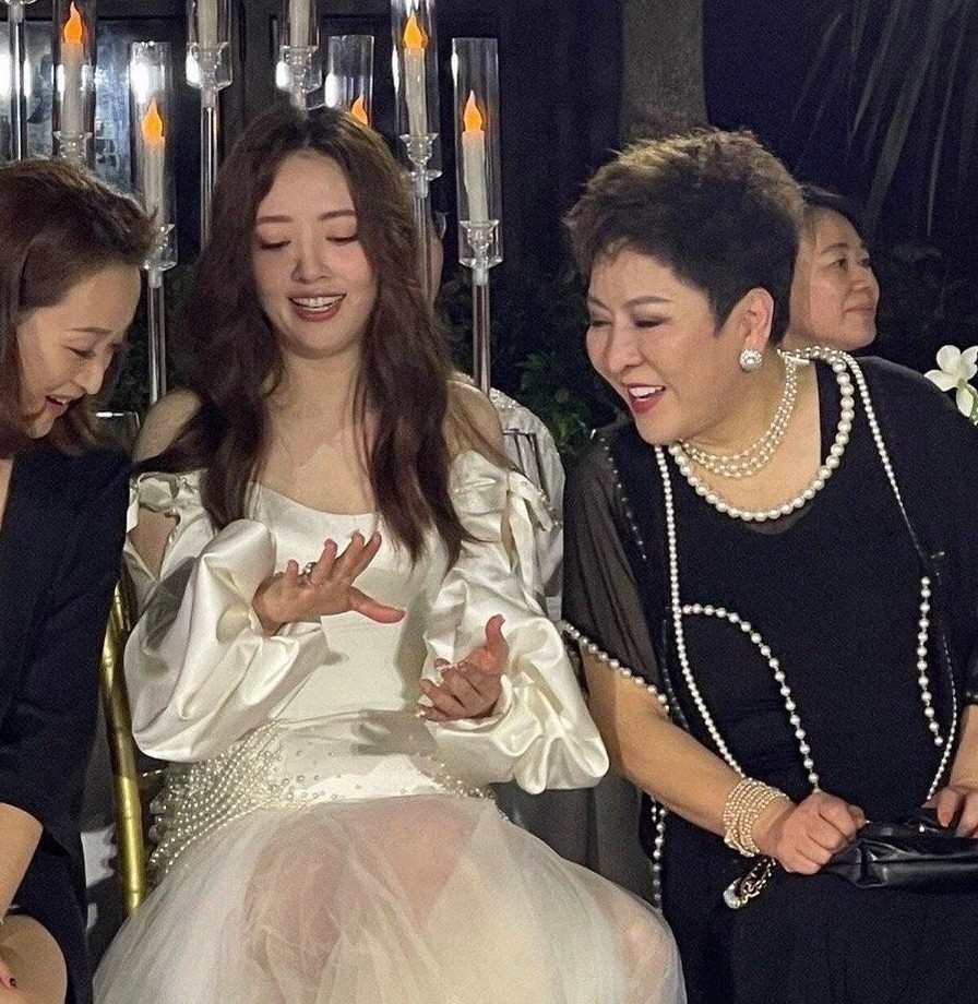 向太自曝幸福秘诀。向太陈岚在社交平台，大谈家庭幸福的原因，她说，“为难媳妇是一件很奇怪的事，我没有讲