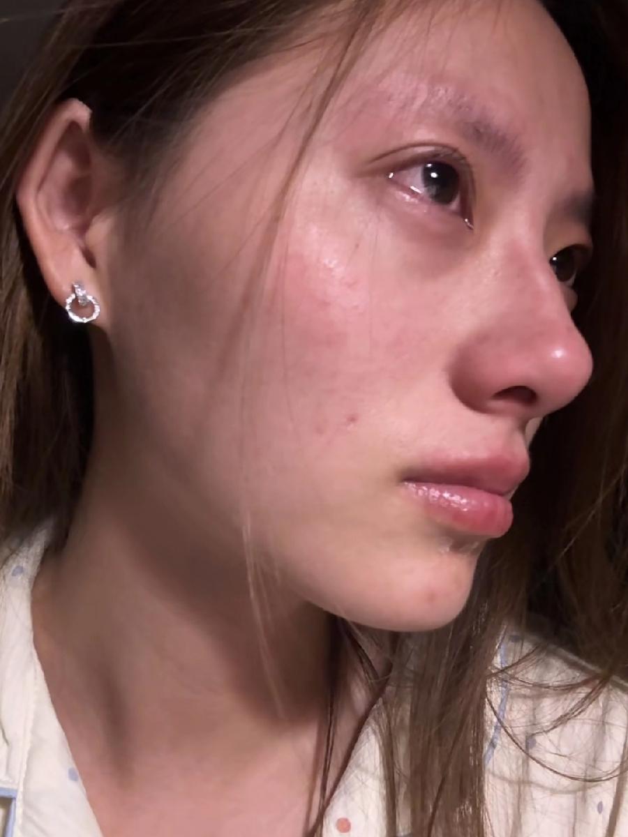 我表妹昨天跟我打电话哭了一鼻子，说她婆婆要把老家房子卖了，去给小叔子凑首付。