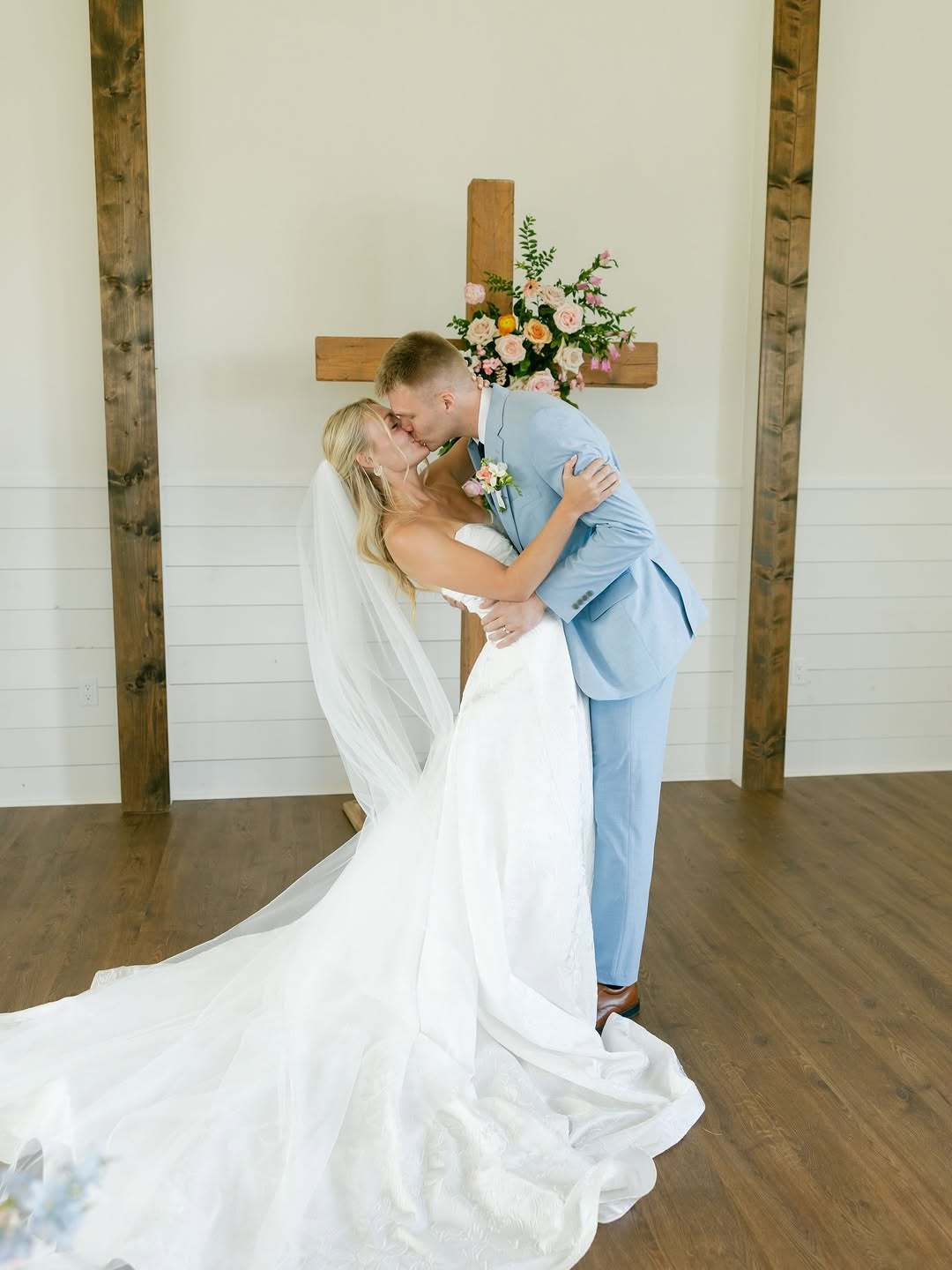 斯特茨与妻子Taygen晒婚礼照并配文：感谢耶稣赐予我们这最完美的一天，让我们身