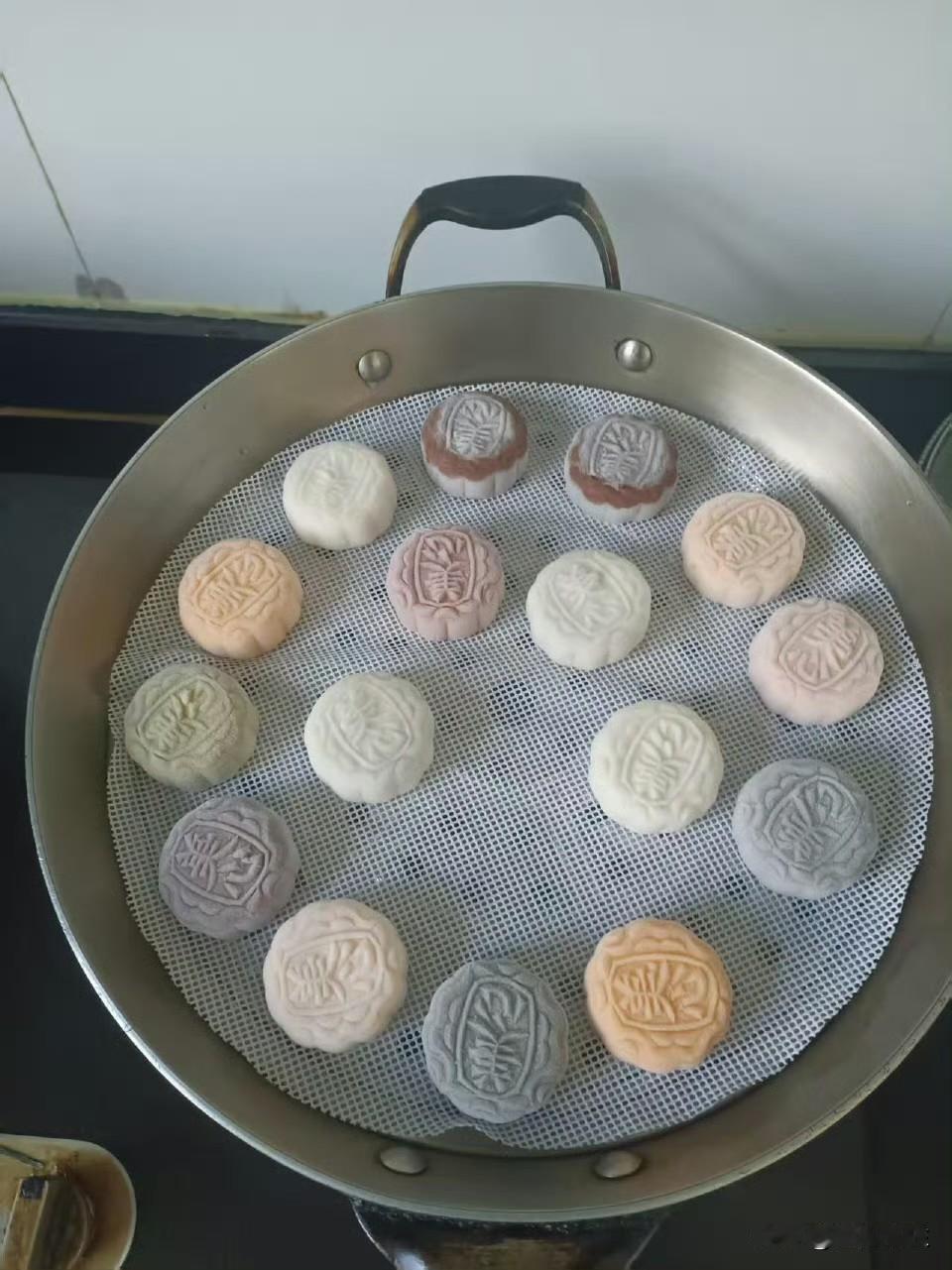 冰皮月饼一点都不好吃。送什么冰皮月饼给长辈啊！长辈一股脑给你上锅蒸了！[