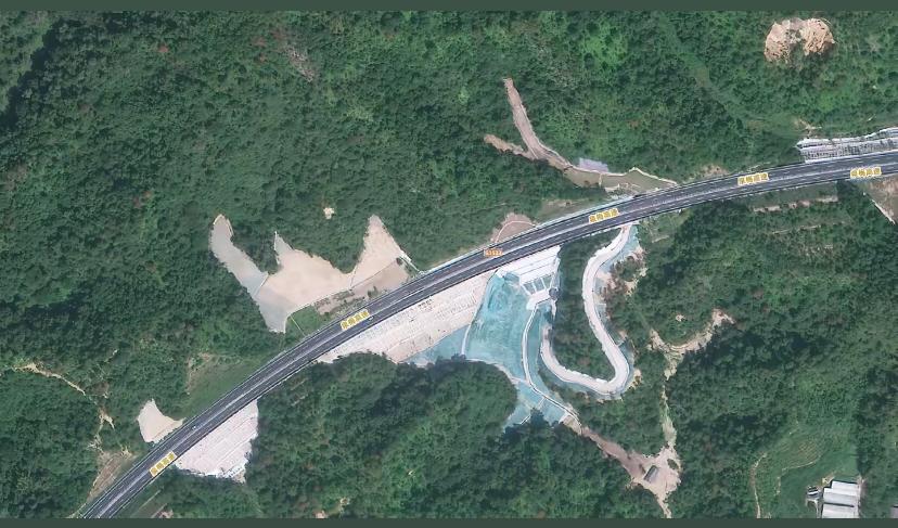 梅大高速塌方改造过后的路基，彻底杜绝后期潜在的滑坡风险！对于这座山体来说，最