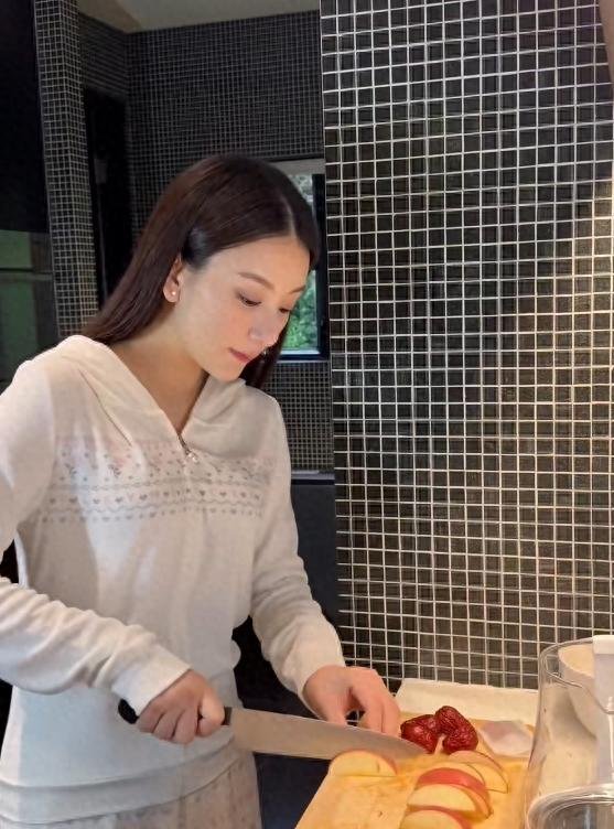 方媛看似轻松却用心经营，三胎回港满月合家团圆