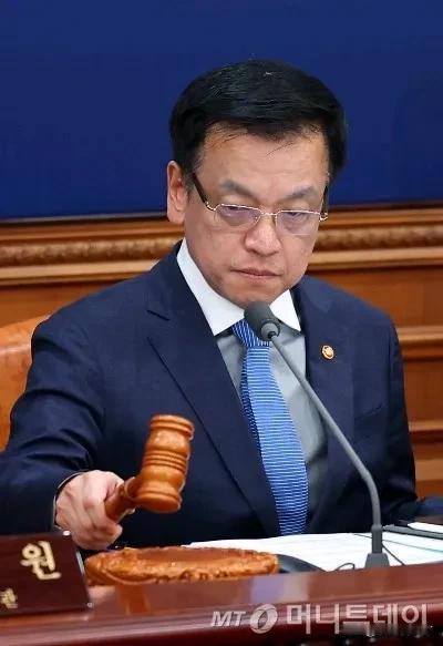 快讯：据韩联社报道，韩国共同民主党决定今天下午弹劾代总统崔相穆，此前崔相穆已经连