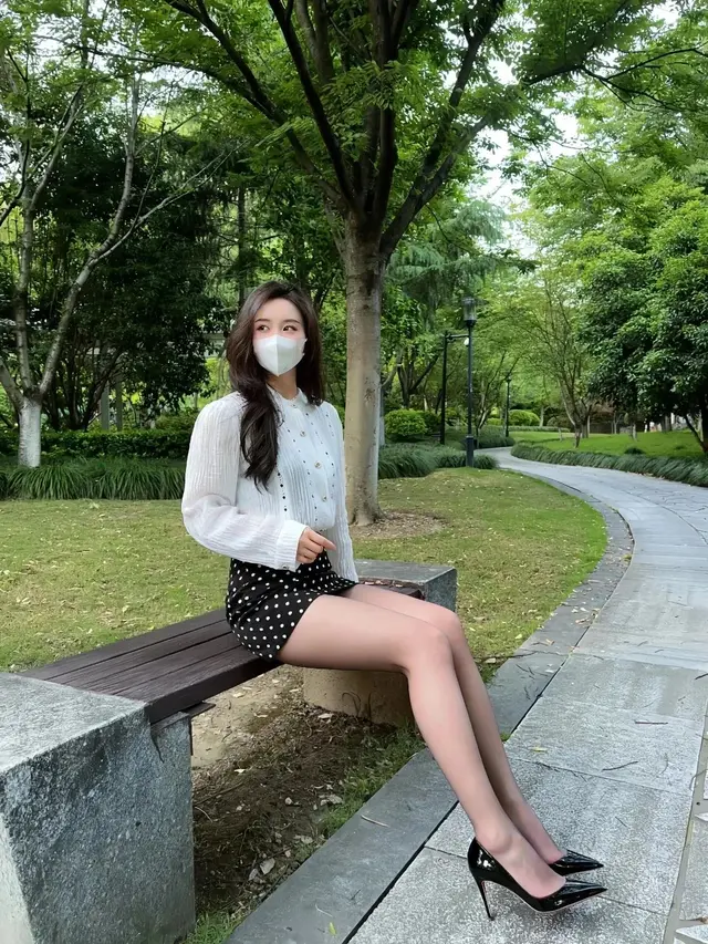 “波点裙+黑巧薄丝+小高跟”,精致干练,端庄大气的时尚魅力!