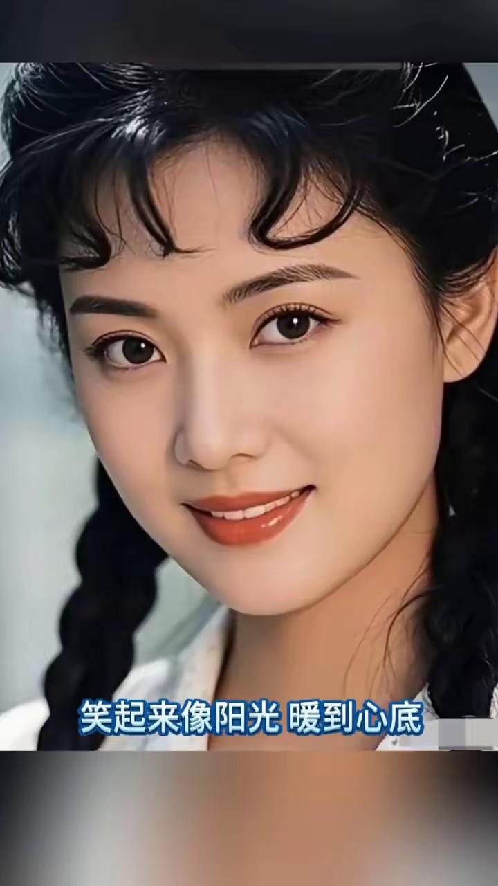 哇！这才是绝世佳人吧，也太美了！比朱琳、林青霞、陈红还要漂亮气质淡雅，五官标
