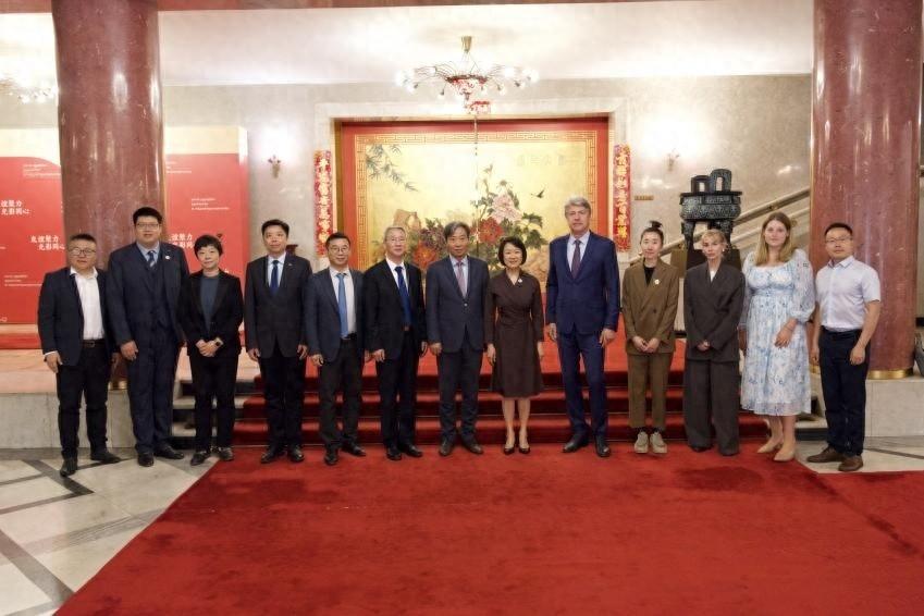 撕破脸后，阿塞拜疆总统：与俄罗斯关系全面正常化，翻篇了。阿塞拜疆刚刚召见俄罗斯大