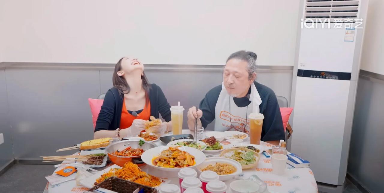 三宝说万千惠以前和他闹脾气离家出走过，万千惠撒娇道：“离家出走不是因为我才22岁