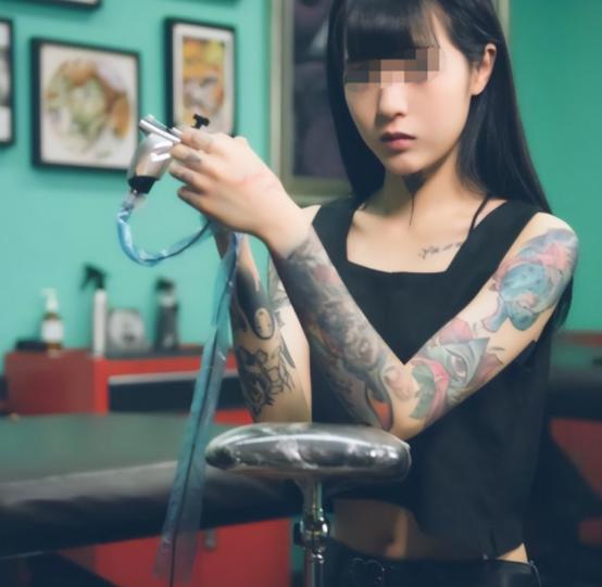 “纹身的一律开除！”湖南一15岁女学生，入学后被老师发现胳膊有纹身，当场开除学籍