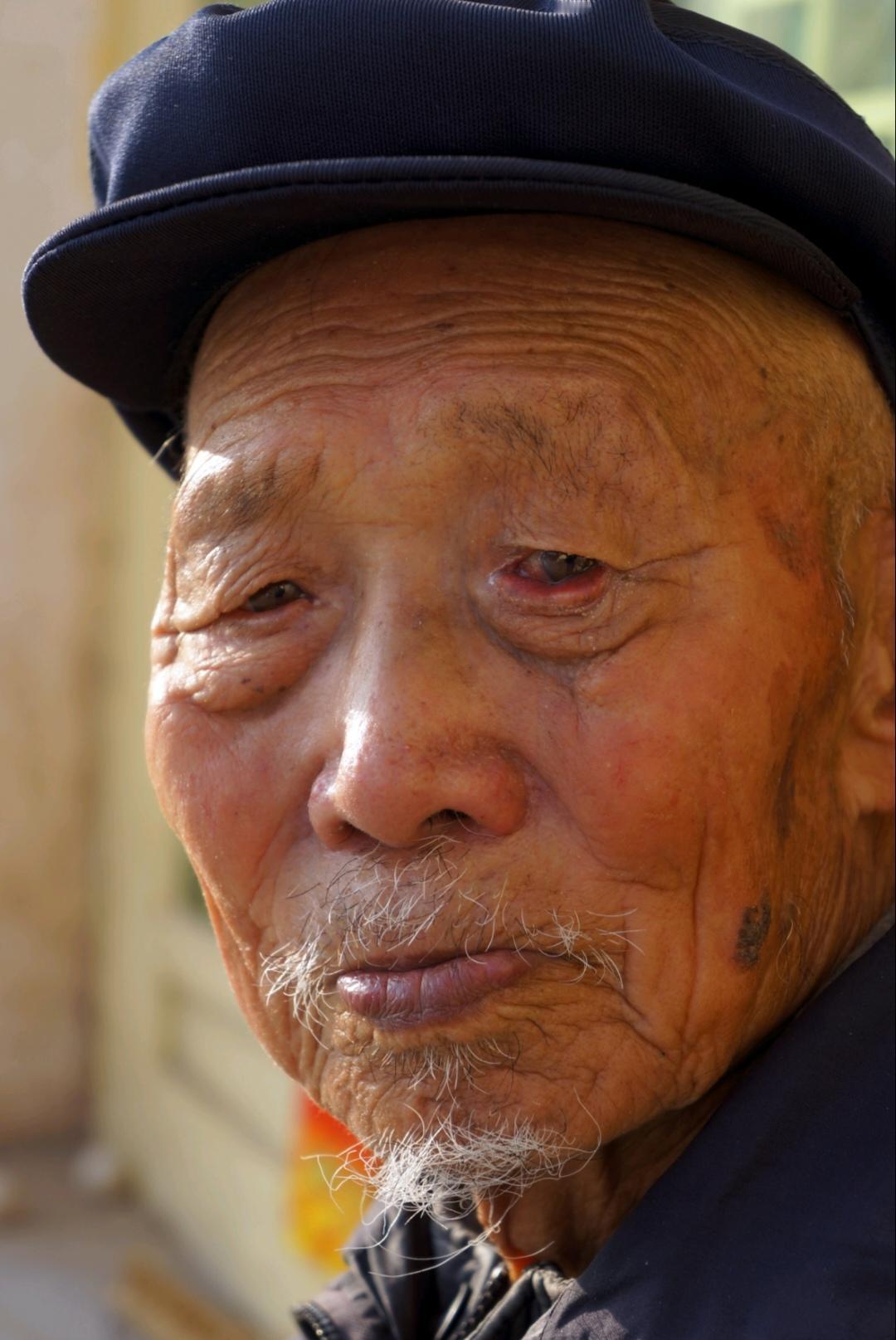 我爷爷今年已经95岁了，我发现他长寿的秘诀有以下几点：①注重个人感受他不干