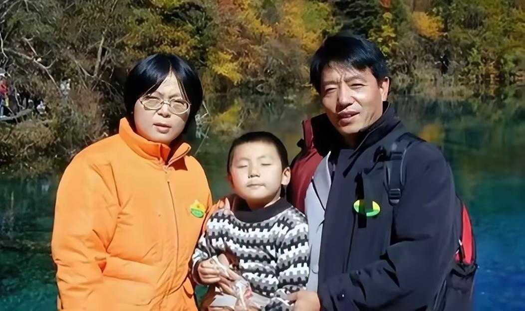 1988年，陈薇被保送清华，旅游途中，她爱上35岁的酒厂工人，非要结婚，父母苦口