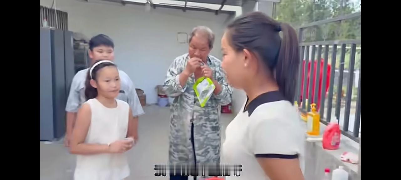 李佳带仨孩回家了阿杜一次次去接李佳回家，老壳子三翻五次也去李佳娘家，找李佳，用
