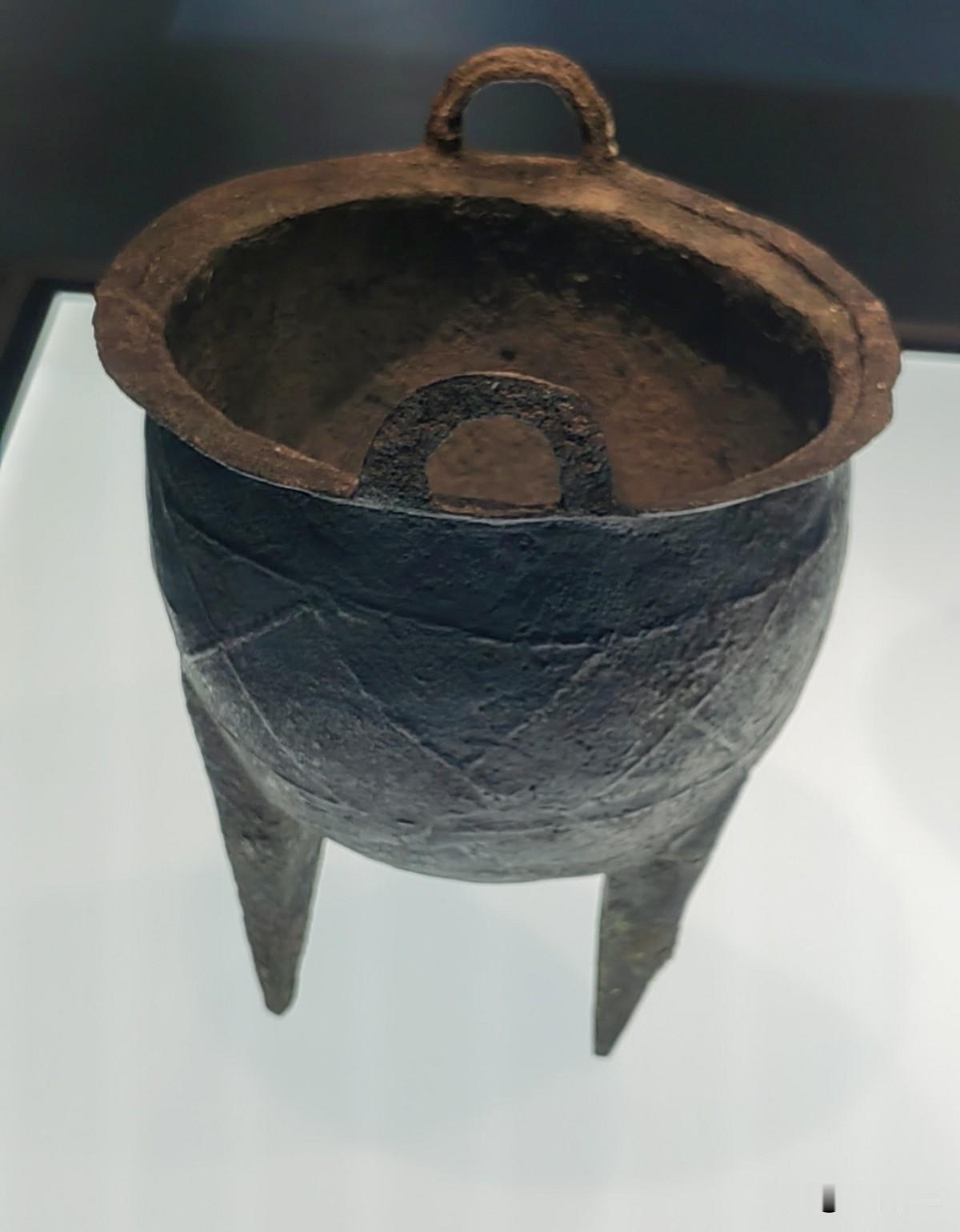 盘龙城挖出的铜鼎，比郑州商城还早；绿松石镶金，不是三星堆专利；夏商文明，原来长这