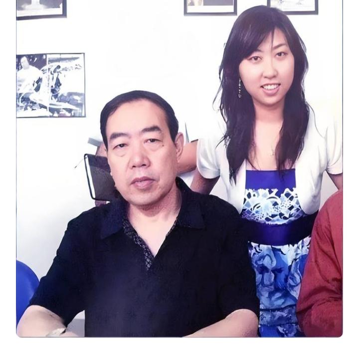 贾浅浅昨天从西北大学辞职因为她硕士毕业论文的被证实抄袭，因此硕士学位和教师资格
