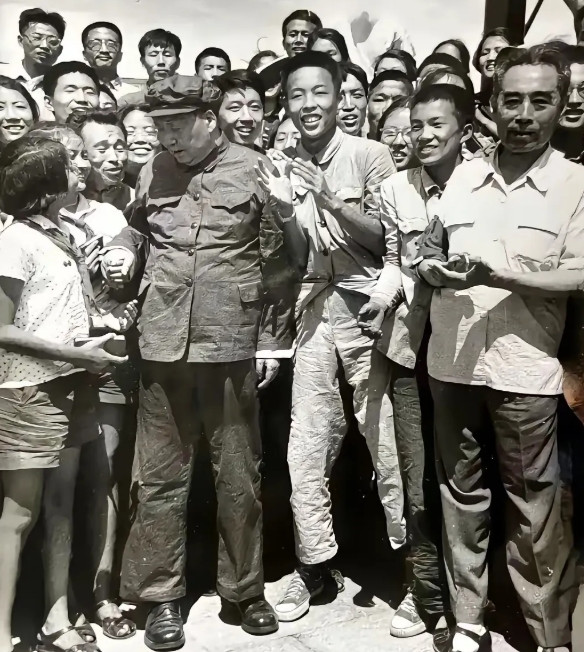 1966年夏天的天安门城楼，人们簇拥着毛泽东主席和周恩来总理。毛主席穿着的草