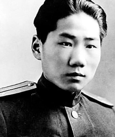 志愿军去朝鲜给毛岸英迁墓，结果刚准备开挖，一名朝鲜妇女就带着小孙女跑了过来，阻止