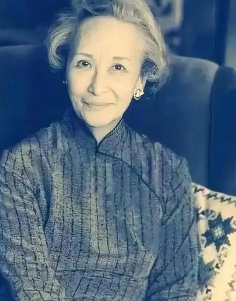 1973年，58岁的郑念拒绝出狱，她需要一个道歉。突然，暴跳如雷的监狱长，狠狠地