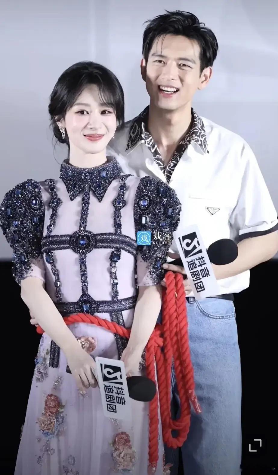 杨紫幽默吐槽：剧宣变“工业糖精”啦！[红脸笑]《锦绣芳华》线下剧宣可真是热闹啊！