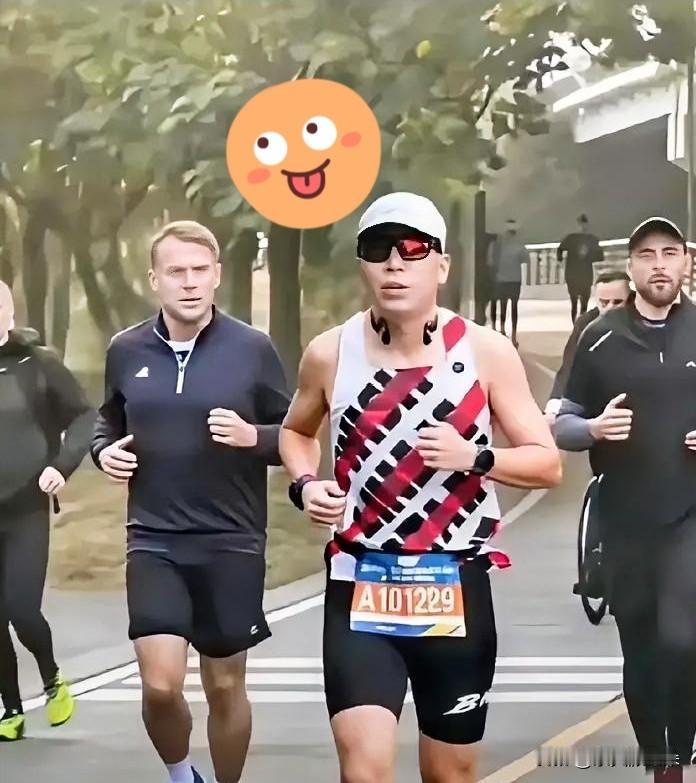 瞧瞧马克龙这状态，我是真没想到他能这么“接地气”。前脚刚在北京把国家大事聊完