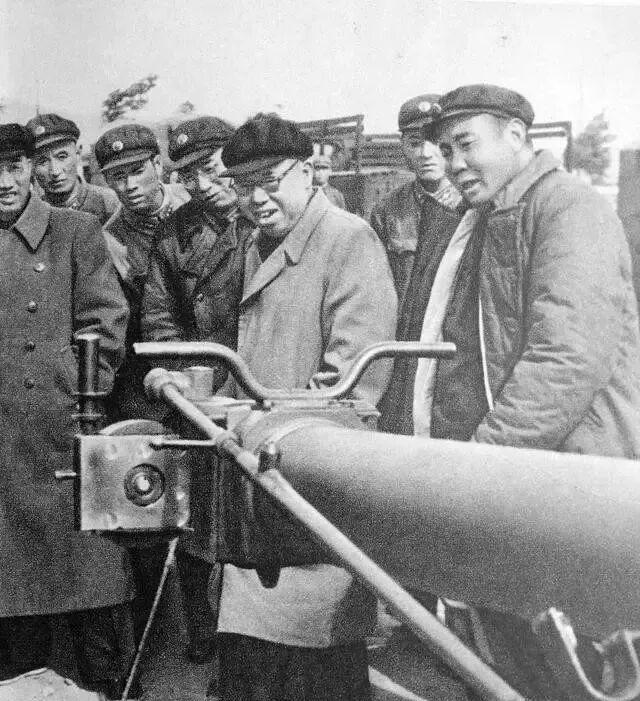 1960年南京307兵工厂热火朝天造出近千门56式160毫米火炮，谁承想刚出厂就