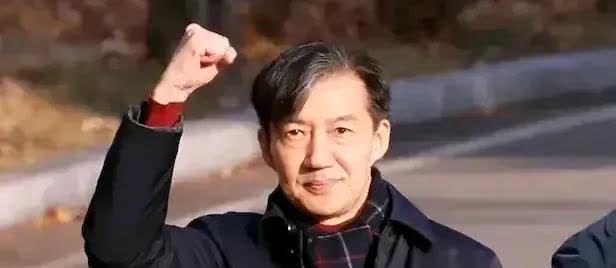 曹国去参拜金大中了！被李在明赦免后，出狱的曹国开始活动了！8月18日是金