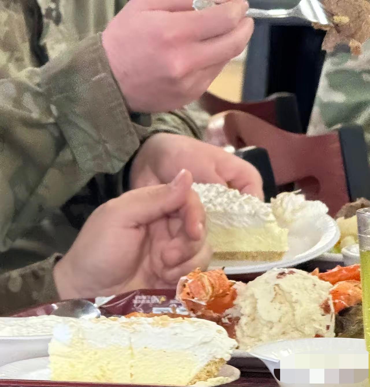 不好的征兆美军又在吃出征宴了周五的餐谱中出现了龙虾、蟹腿、牛排结合美军已经