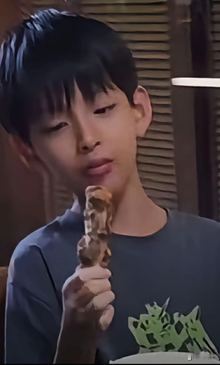 一家人去吃饭，霖霖露脸吃鸡腿被拍，又要被网友骂了，搞不懂一家人过得这么拧巴这不