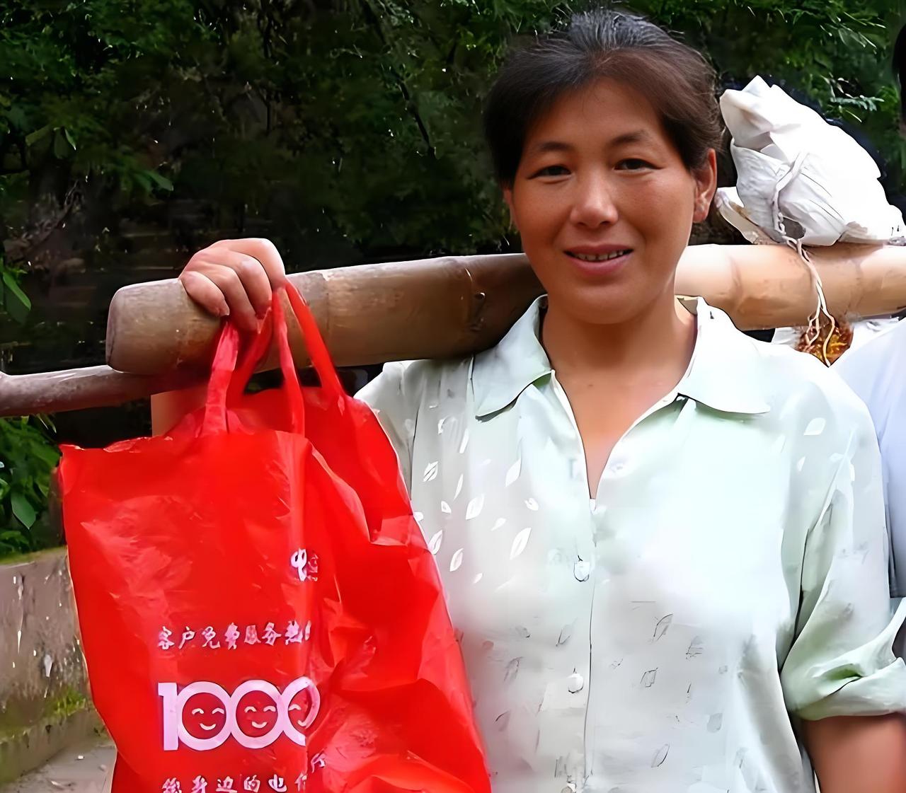 人性究竟能有多“险恶”！安徽一女子做挑夫17年，养活3个孩子，却被全村人排挤，公