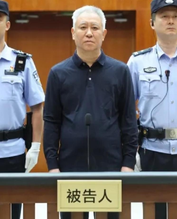 许家印的人生，就是2根栏杆。2026年庭审被告席的栏杆，67岁满头白发，人生落