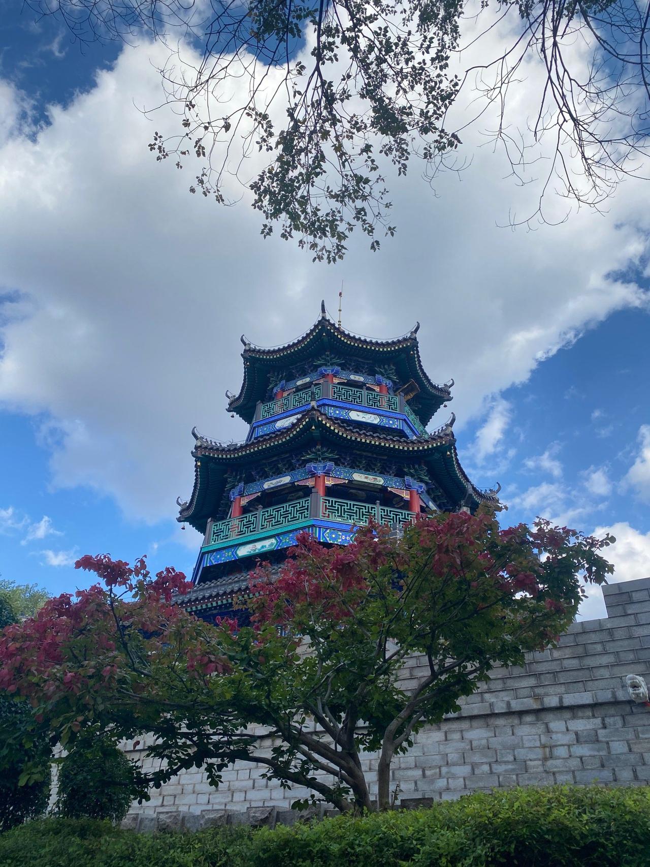 上联：登楼观海花熠熠，下联：静坐听涛韵徐徐，下联：临阁吟风竹萧萧。