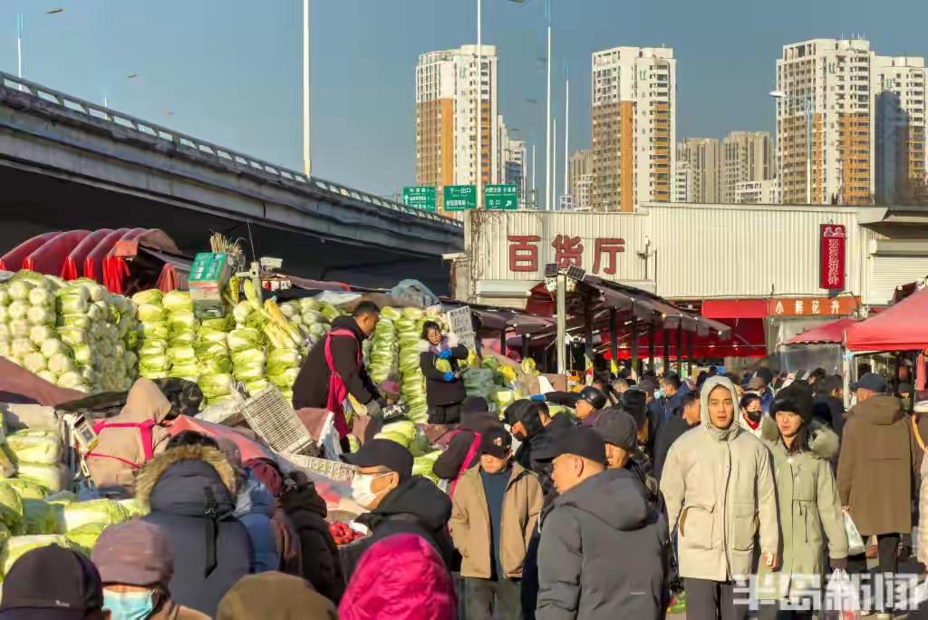 青岛海泊河早市藏不住了！韩国游客跨海追的包子馄饨，30年大饼摊喂饱三代人，凌晨5
