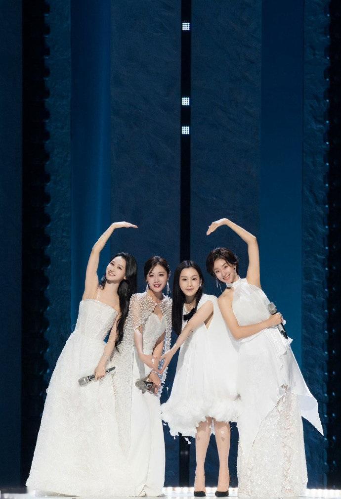 最近叶一茜在录制浪姐的时候搭配了一身白色的衣服，看起来格外的显年轻。叶一茜里