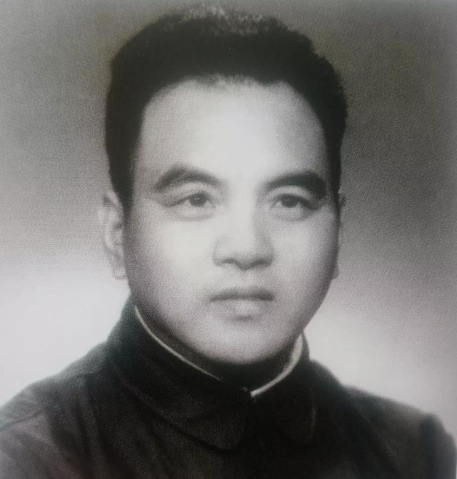 1954年12月3日，北京西郊机场，周恩来总理带文官在右侧，彭德怀元帅带武官在左